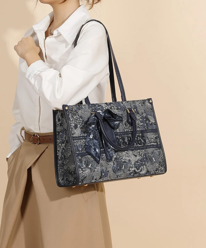 Carrying the Handbag on the shoulder as a messenger bag - TORFEO